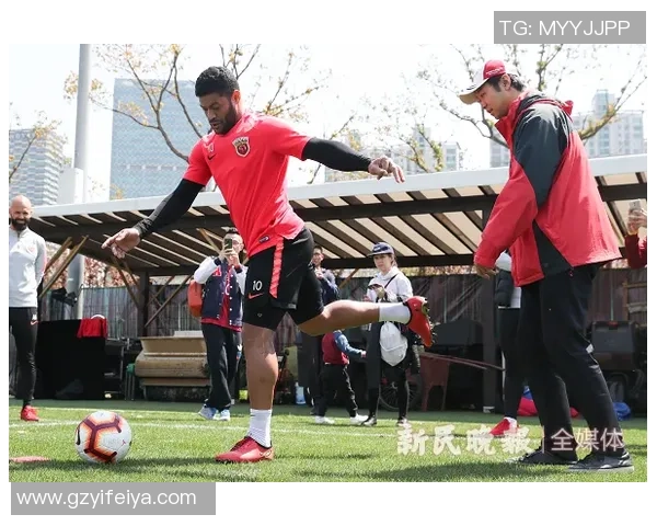 足球明星与球迷亲密合影kt板记录精彩瞬间的温馨时刻